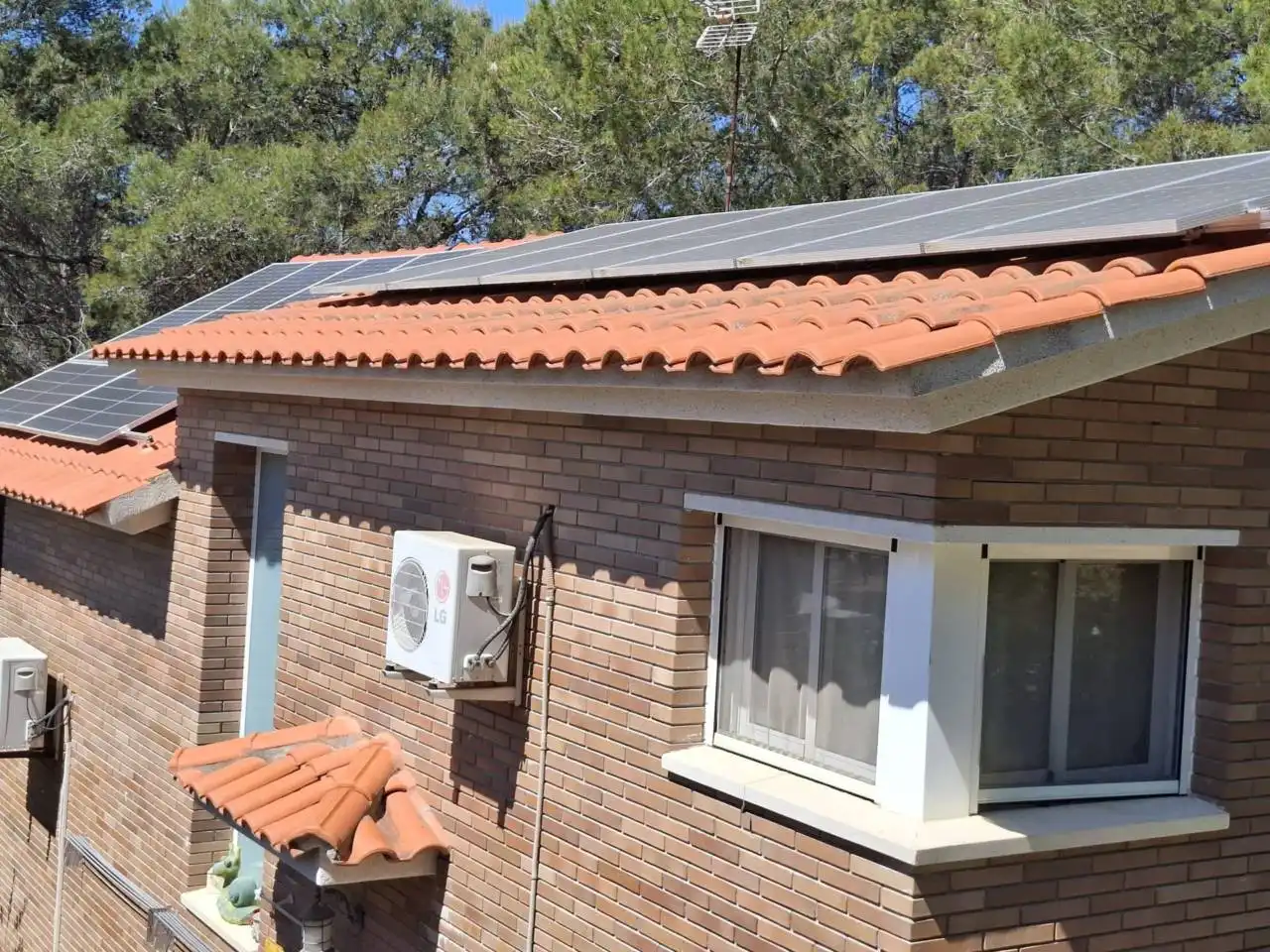 Vista exterior de Casa o xalet en venda en Rubí amb Aire condicionat, Calefacció i Jardí privat