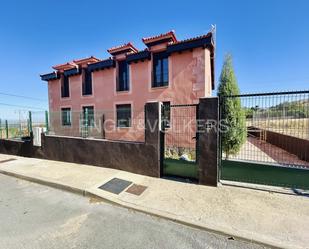 Vista exterior de Casa adosada en venda en Otero de Herreros amb Aire condicionat, Calefacció i Jardí privat