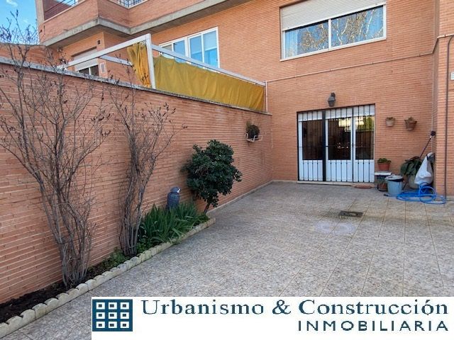Vista exterior de Casa adosada en venda en Ciudad Real Capital amb Aire condicionat, Calefacció i Jardí privat