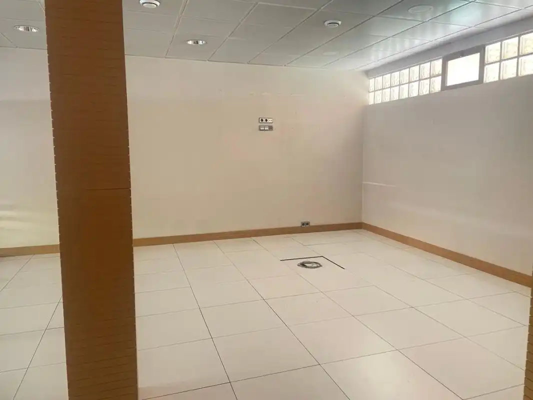 Local comercial de lloguer a Avenida de Pablo VI, imagen 4