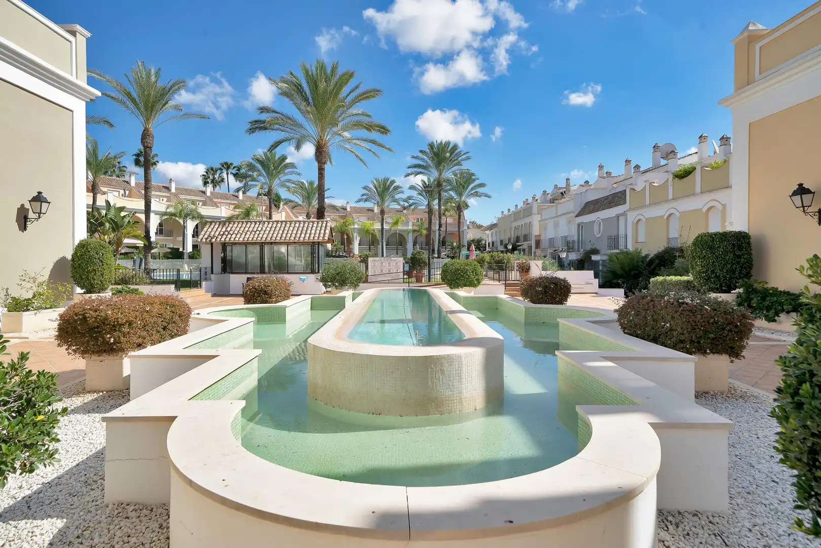 Vista exterior de Casa adosada en venta en Marbella con Jardín privado, Alarma y Piscina comunitaria