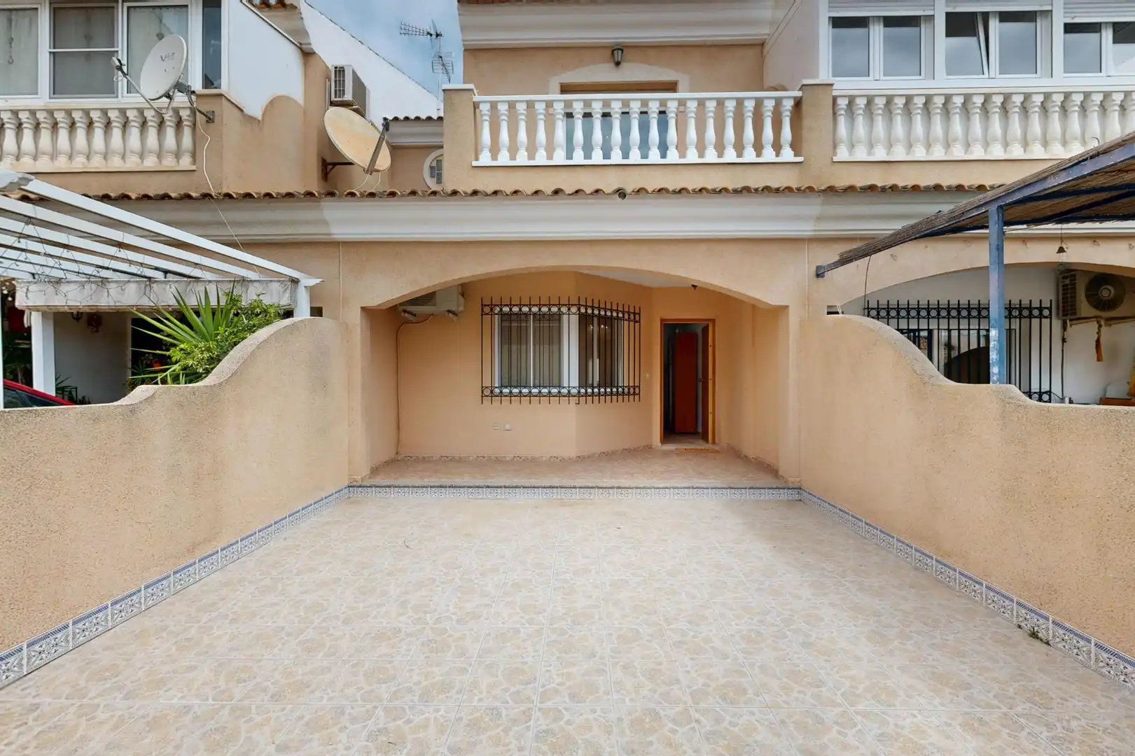 Vista exterior de Casa o xalet en venda en Los Alcázares amb Aire condicionat, Jardí privat i Balcó