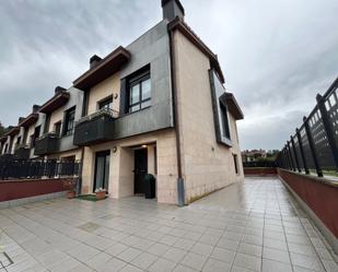 Vista exterior de Casa adosada en venda en Orio amb Aire condicionat, Calefacció i Terrassa