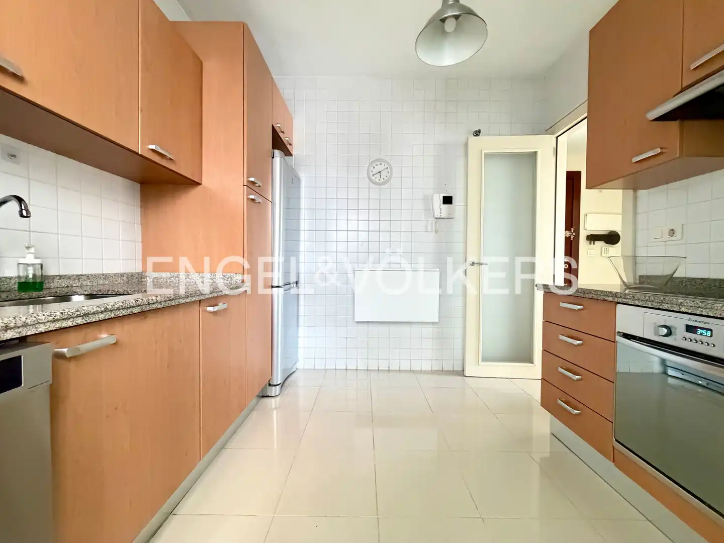 Kitchen of Flat for rent in Sevilla  with Air Conditioner, Heating and Storage room