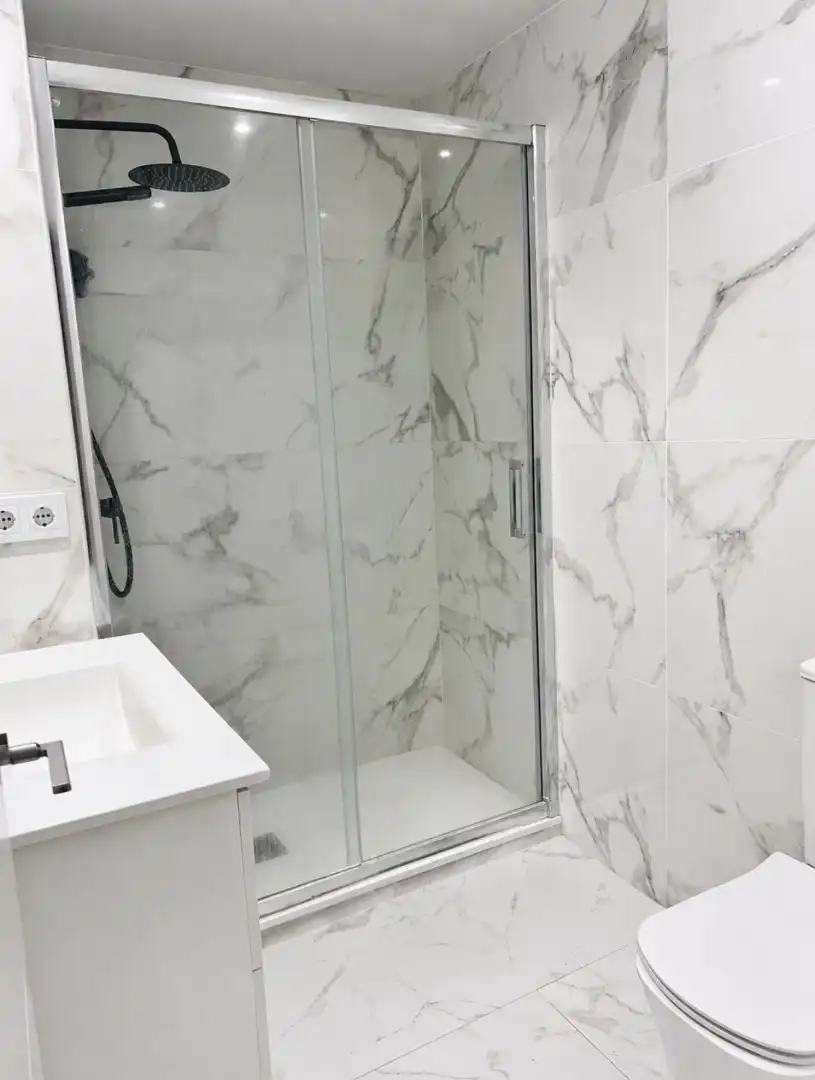 Badezimmer von Wohnung zum Verkauf in Marbella mit Klimaanlage, Terrasse und Möbliert
