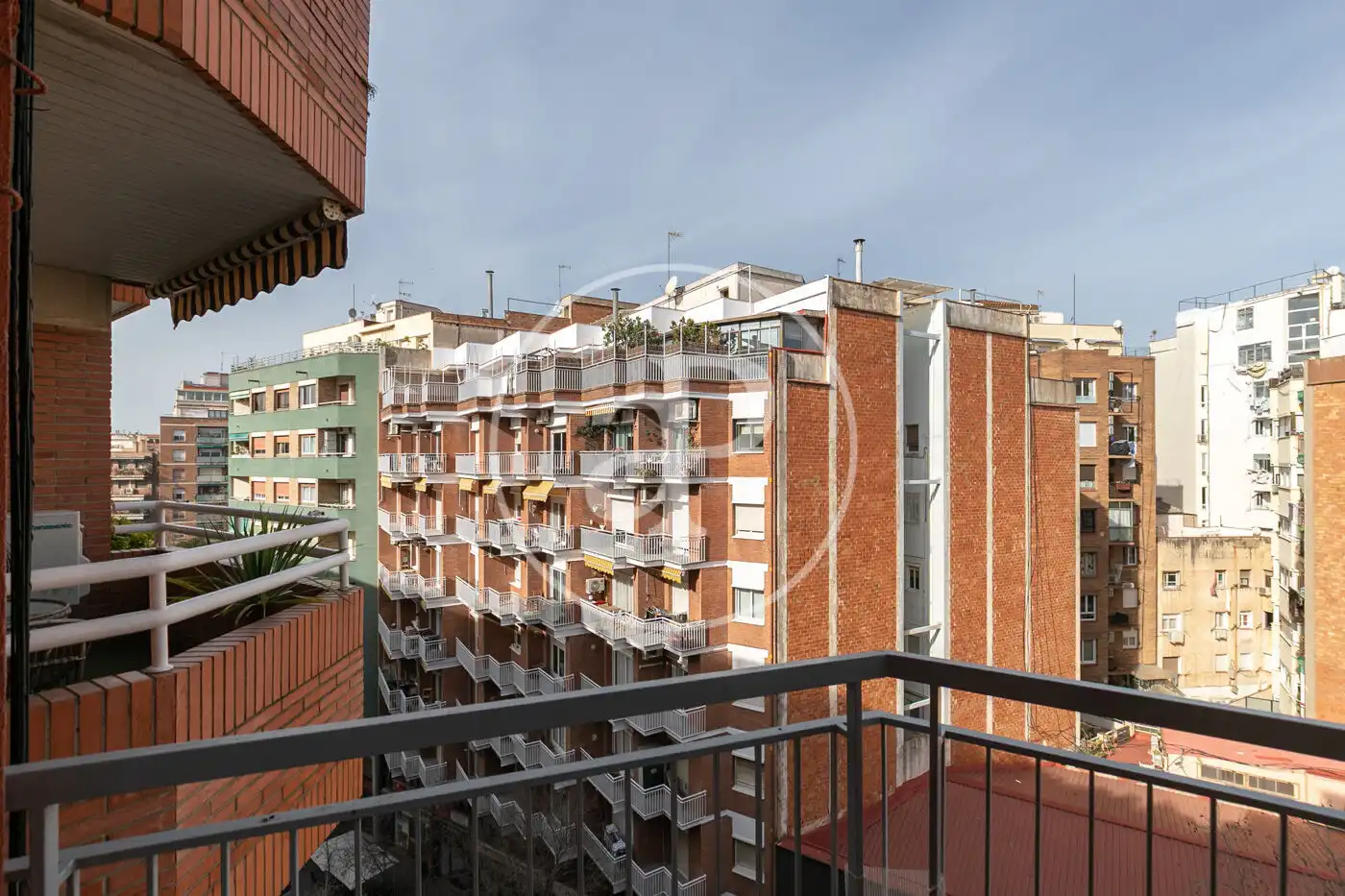 Außenansicht von Wohnung zum Verkauf in Barcelona mit Klimaanlage, Heizung und Terrasse