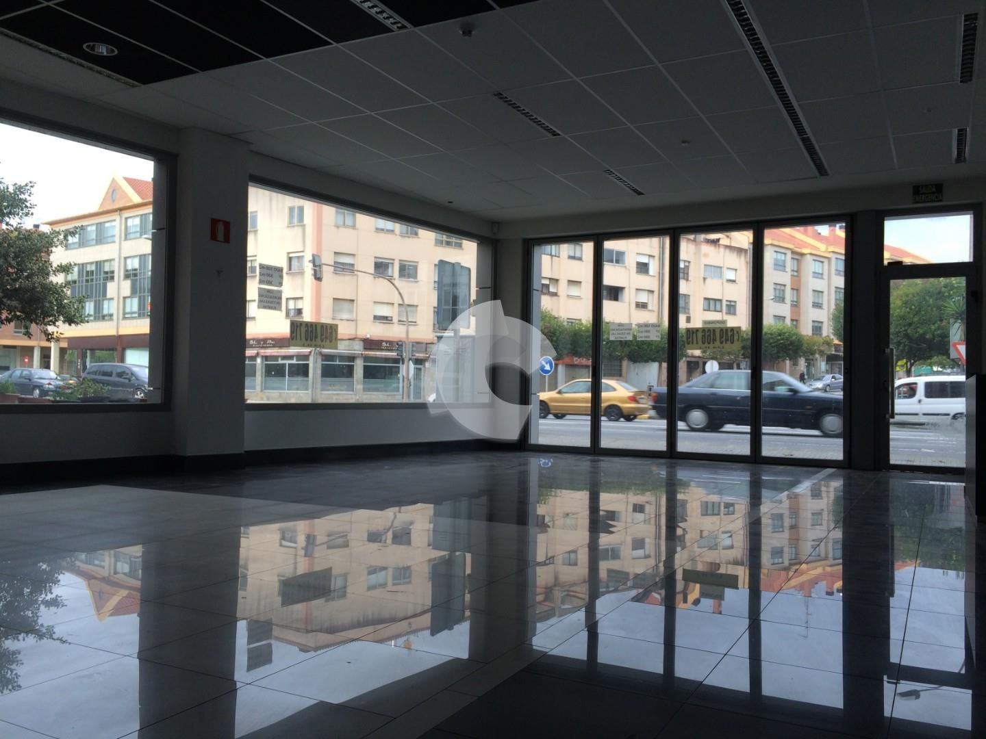 Local en venta en Oleiros