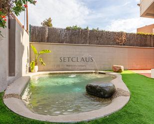 Piscina de Casa adosada en venda en Alella amb Aire condicionat, Calefacció i Jardí privat