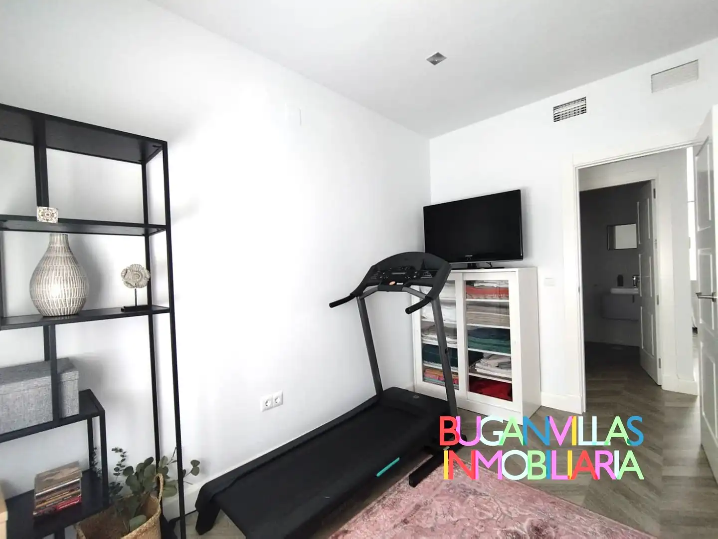Schlafzimmer von Dachboden zum Verkauf in Lepe mit Abstellraum und Balkon