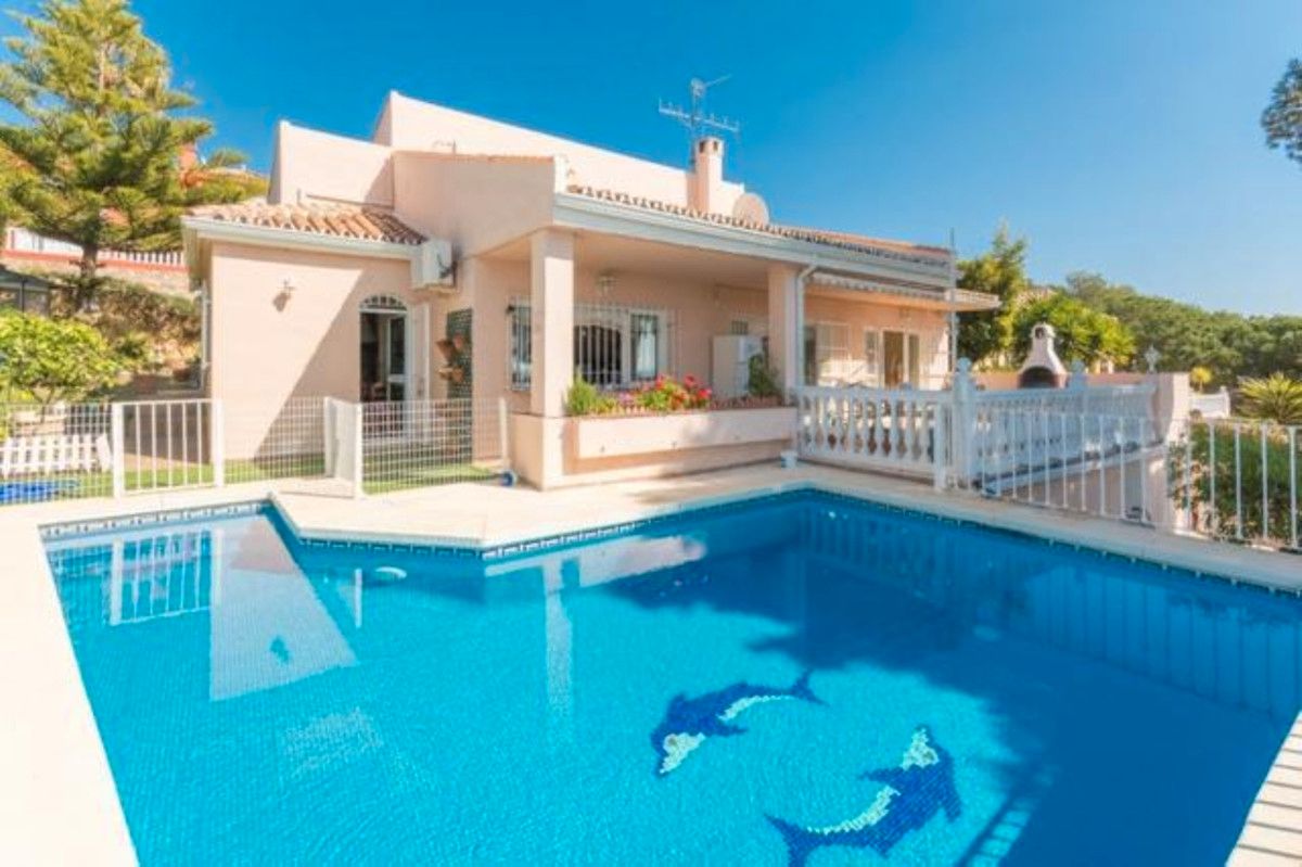 Vista exterior de Casa o xalet en venda en Estepona amb Aire condicionat, Jardí privat i Terrassa