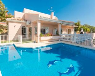 Vista exterior de Casa o xalet en venda en Estepona amb Aire condicionat, Jardí privat i Terrassa