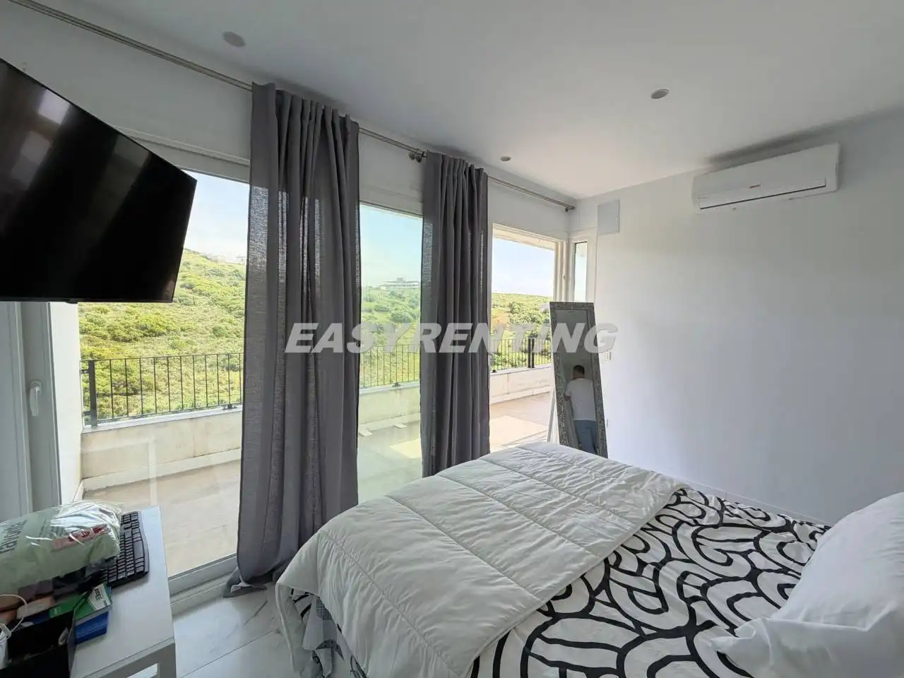 Bedroom of Houses for sale in La Línea de la Concepción  with Air Conditioner, Private garden and Terrace
