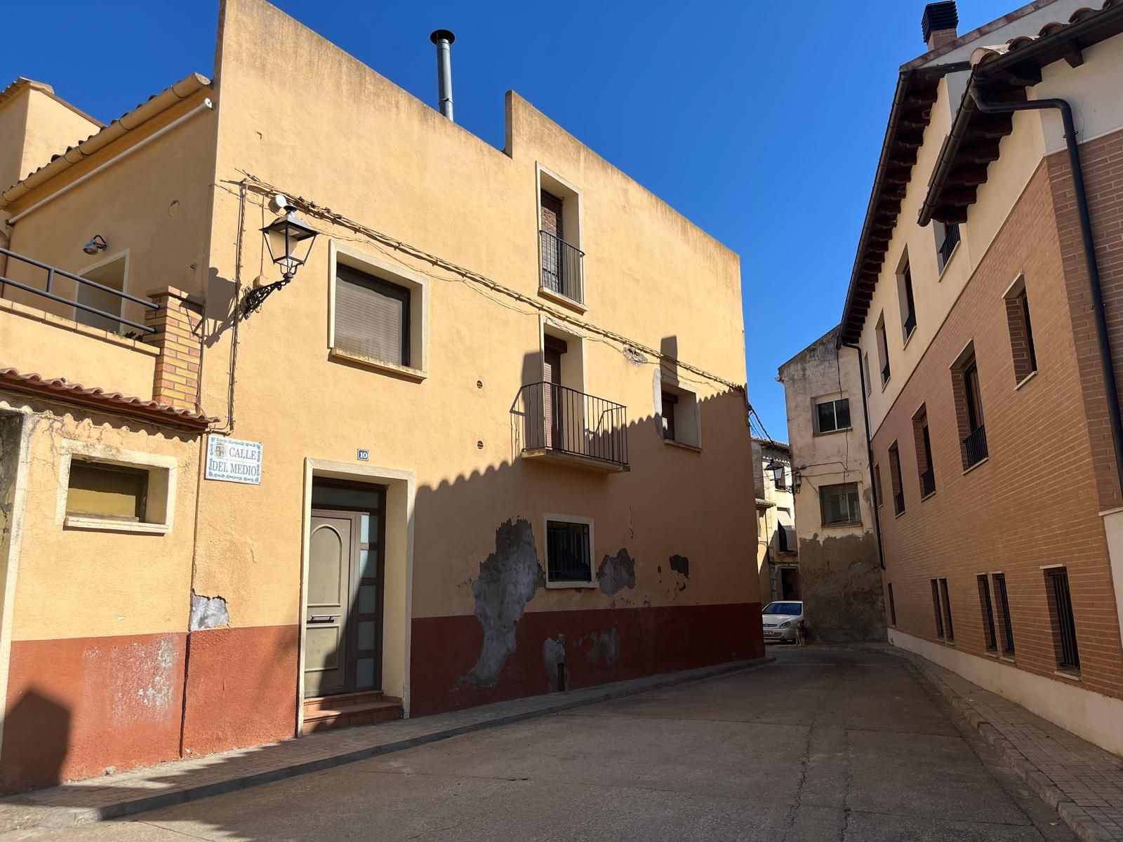Vista exterior de Casa o xalet en venda en Monzón amb Calefacció, Terrassa i Balcó