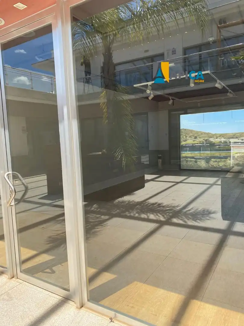 Terrassa de Local en venda en Sotogrande amb Aire condicionat