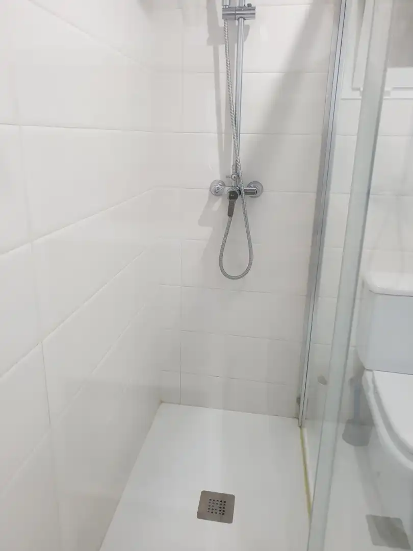 Bany de Pis de lloguer en Sevilla amb Aire condicionat, Calefacció i Moblat