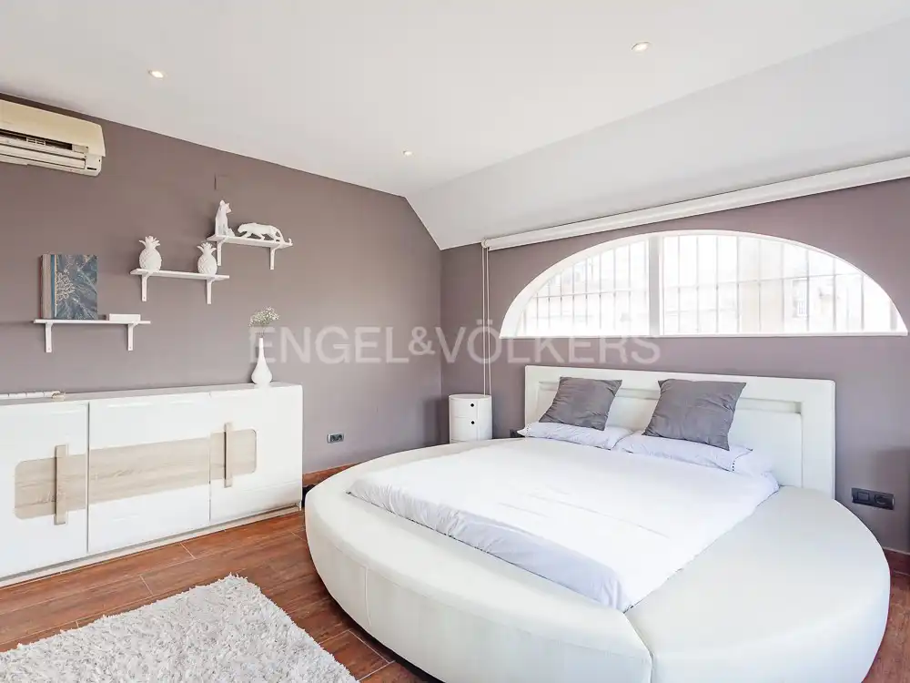 Schlafzimmer von Dachboden zum Verkauf in Barcelona mit Klimaanlage, Heizung und Terrasse