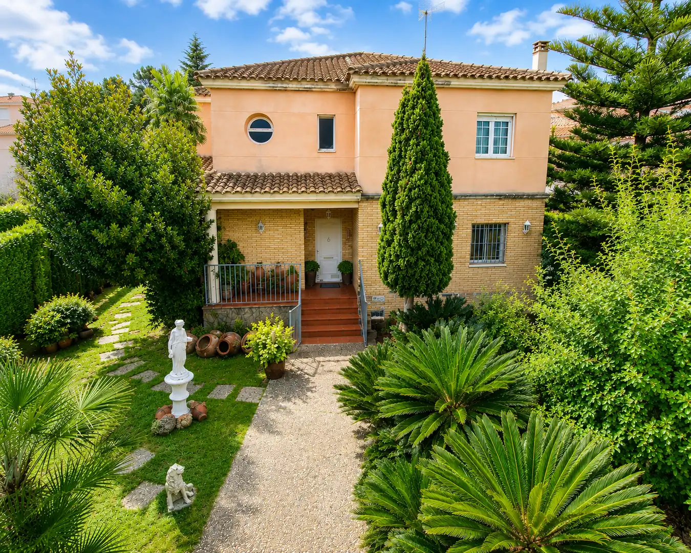 Chalet con piscina en venta en Carrer Moscú 61