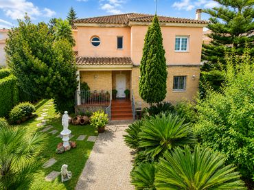 Villa mit Pool zum Verkauf in Carrer Moscú 61