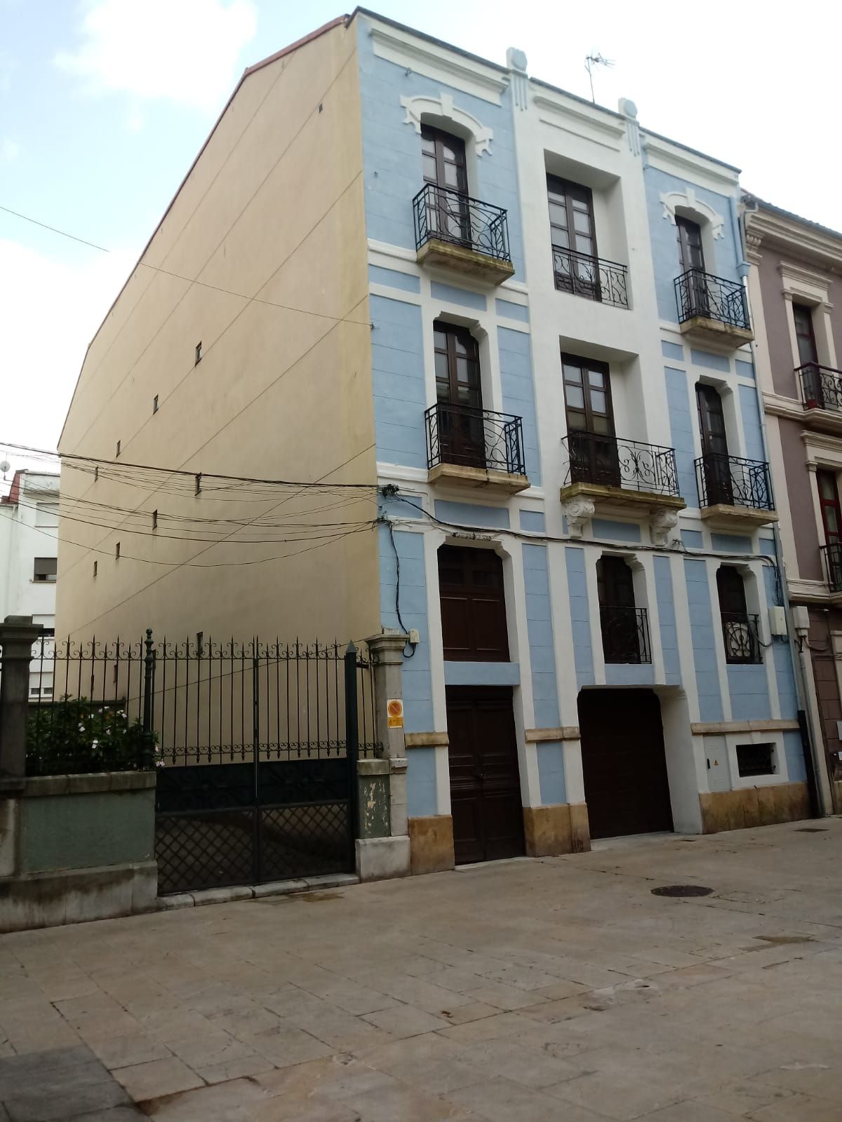 Vista exterior de Edifici en venda en Avilés