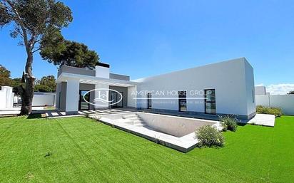 Vista exterior de Casa o xalet en venda en Chiclana de la Frontera amb Aire condicionat, Terrassa i Piscina