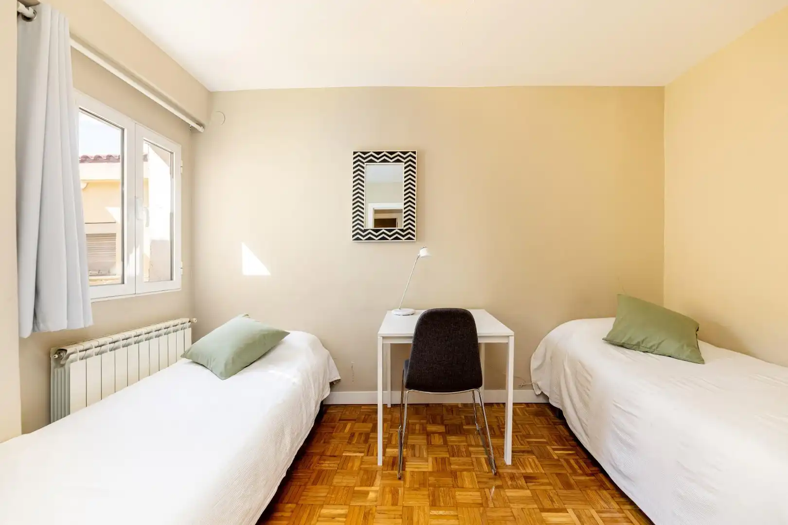 Schlafzimmer von Dachboden zur Miete in Madrid mit Klimaanlage, Heizung und Terrasse