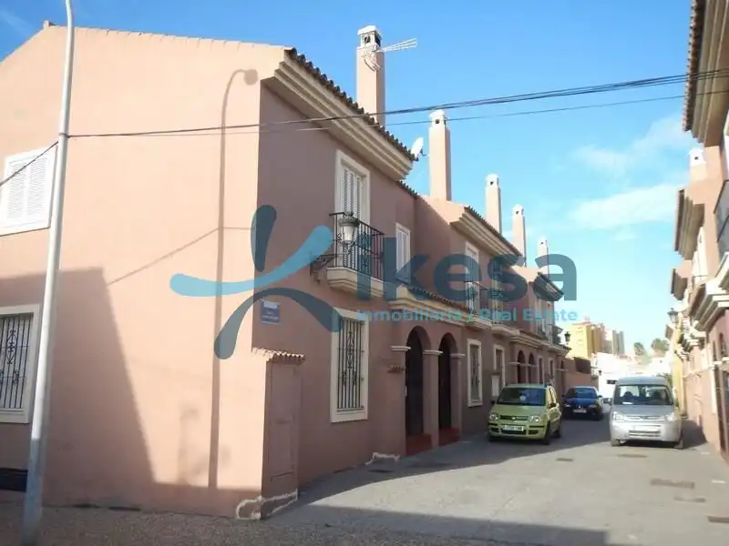 Vista exterior de Casa adosada en venda en La Línea de la Concepción amb Jardí privat i Balcó