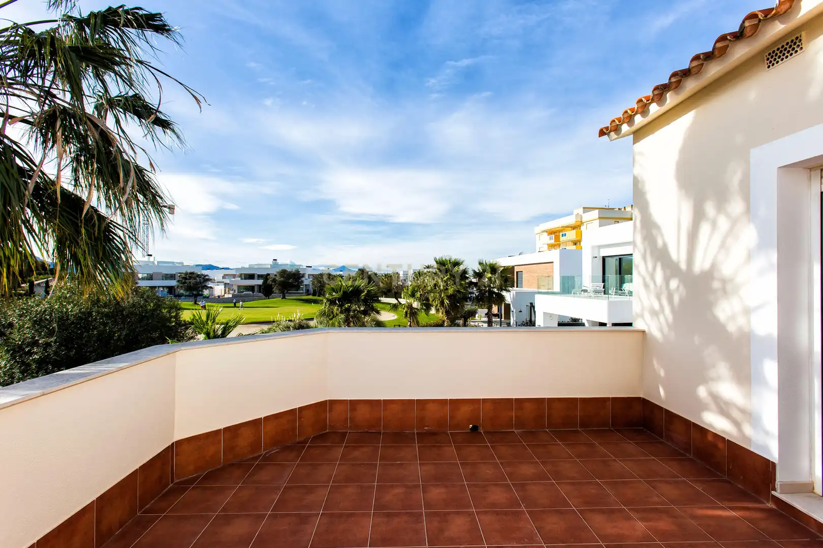 Terrasse von Einfamilien-Reihenhaus zum Verkauf in Oliva mit Klimaanlage, Privatgarten und Ofen