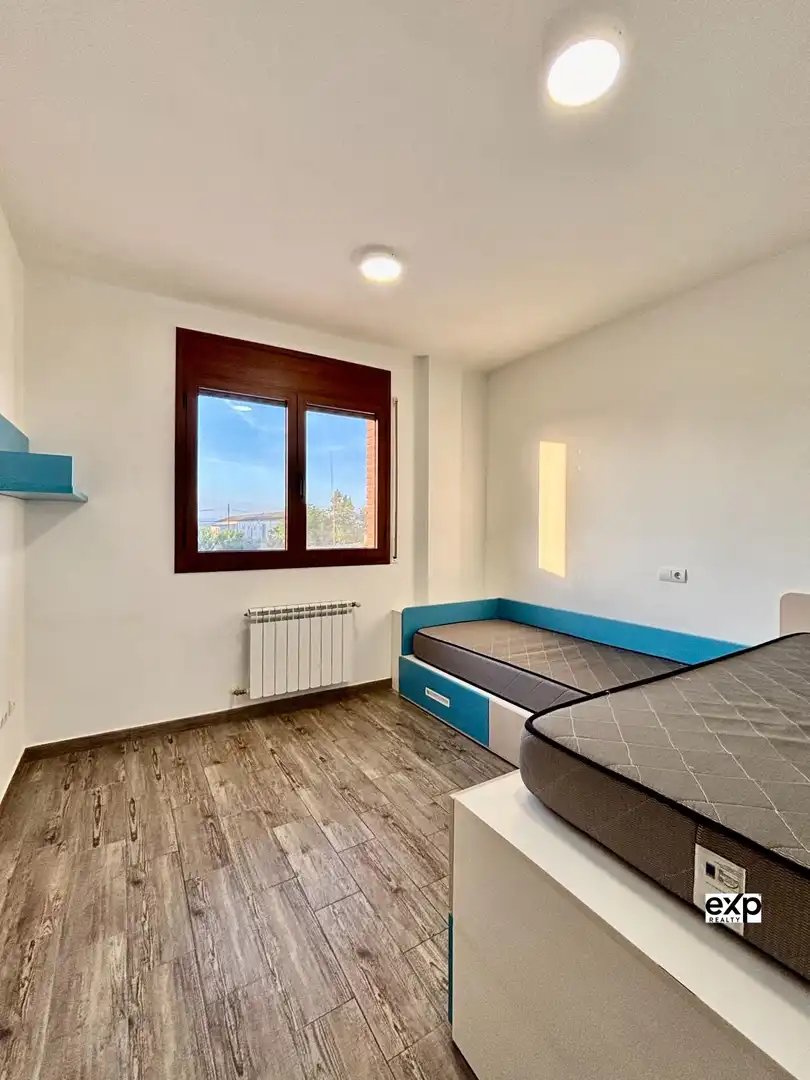 Dormitori de Casa o xalet en venda en Deltebre amb Calefacció, Terrassa i Balcó