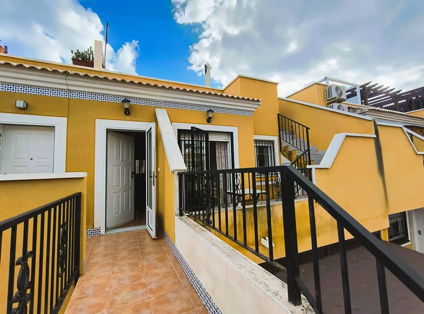 Vista exterior de Casa o xalet en venda en Elche / Elx amb Aire condicionat, Jardí privat i Terrassa