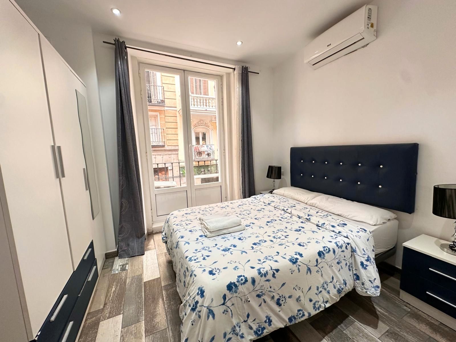 Dormitori de Apartament de lloguer en  Madrid Capital amb Aire condicionat, Calefacció i Moblat