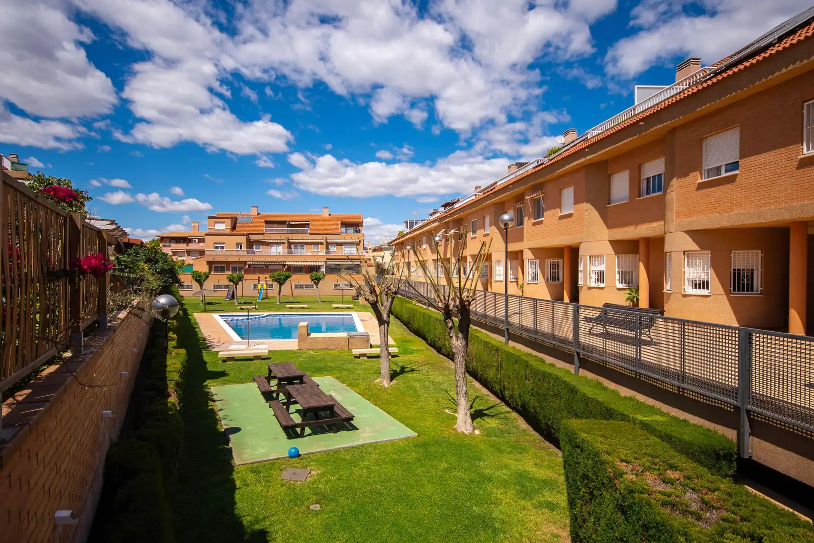 Vista exterior de Casa adosada en venta en Alicante / Alacant con Aire acondicionado, Balcón y Piscina comunitaria