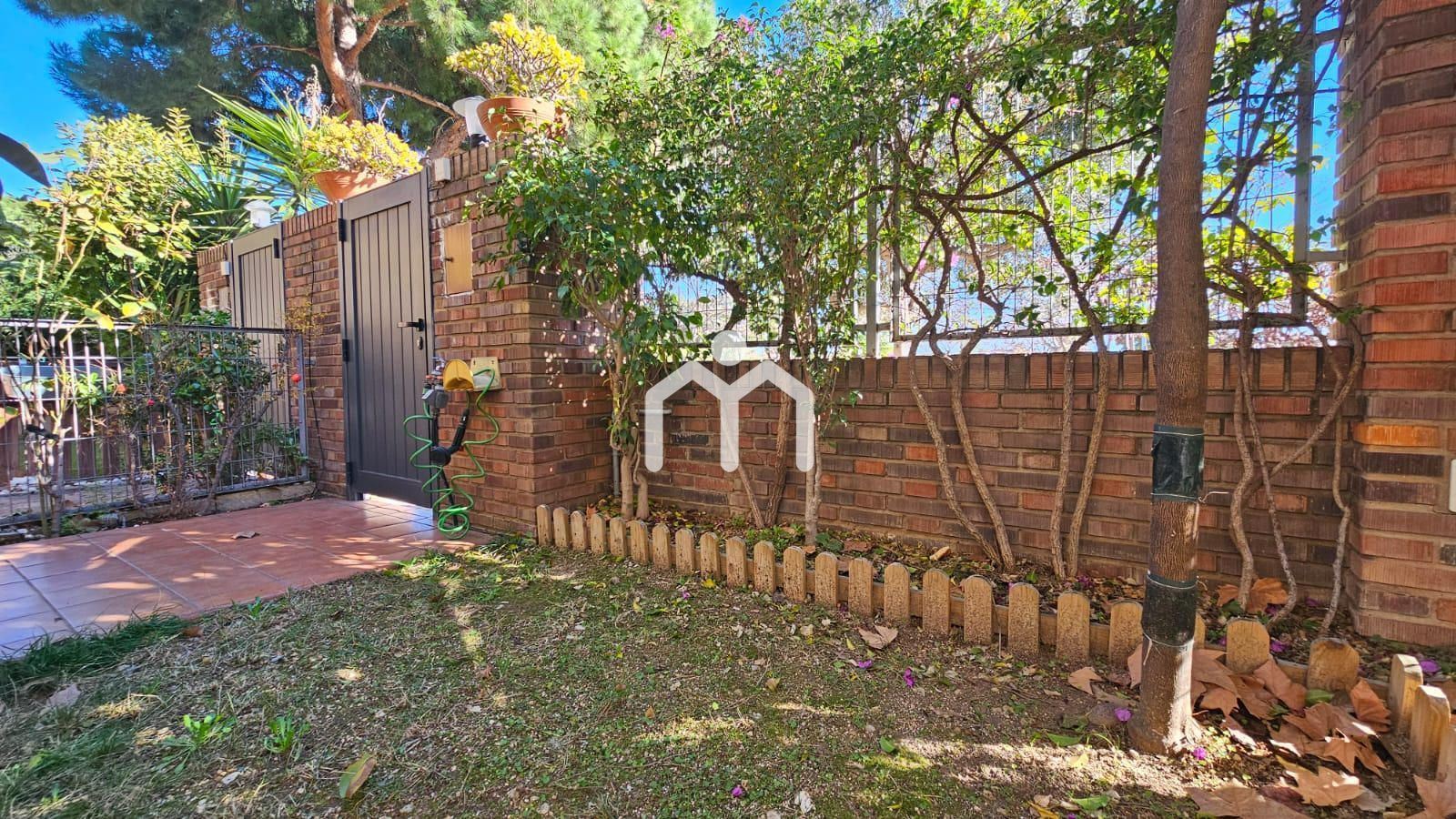 Jardí de Casa adosada en venda en Badalona amb Aire condicionat, Calefacció i Jardí privat