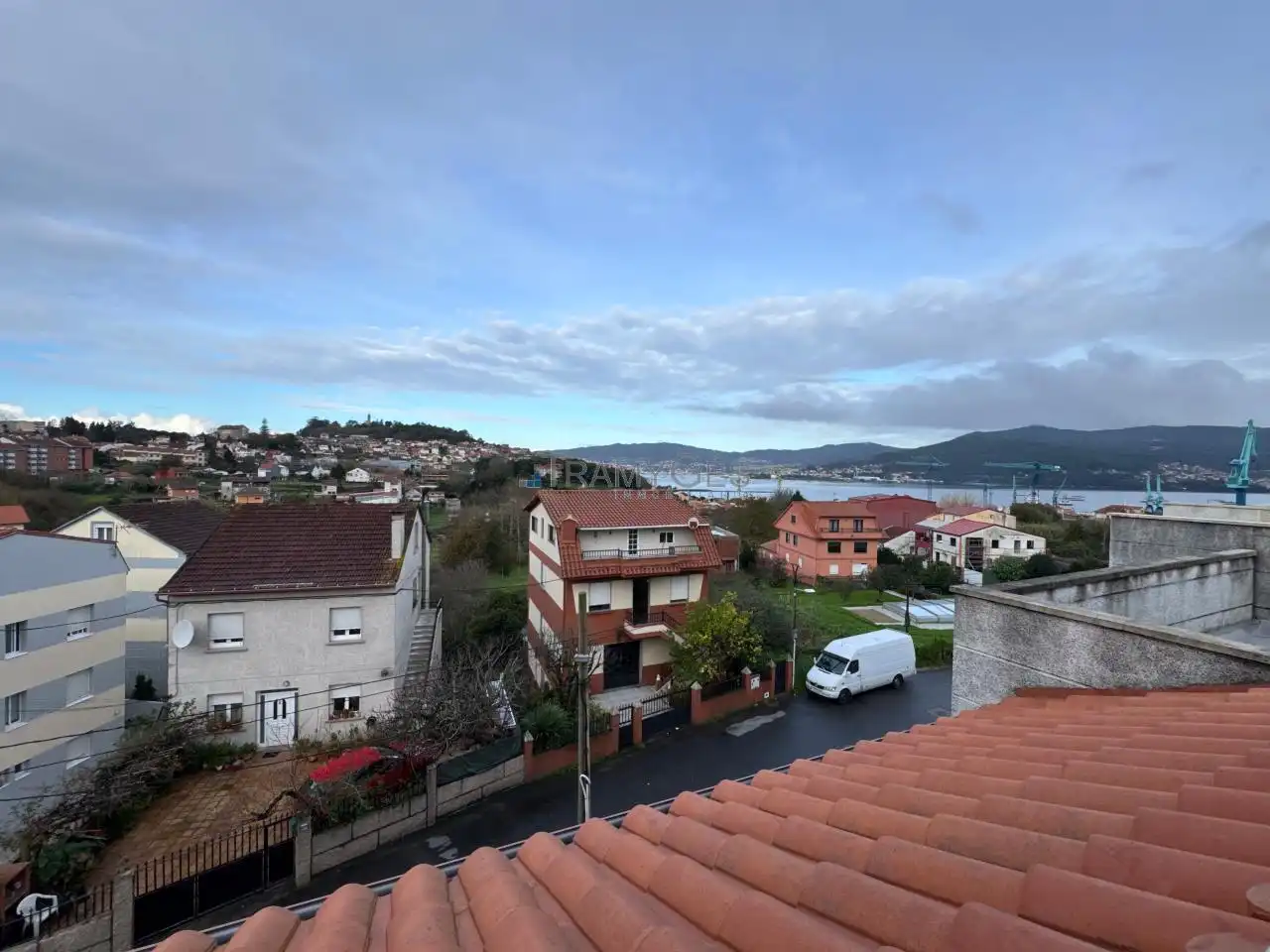 Vista exterior de Casa adosada en venta en Vigo  con Calefacción, Jardín privado y Terraza