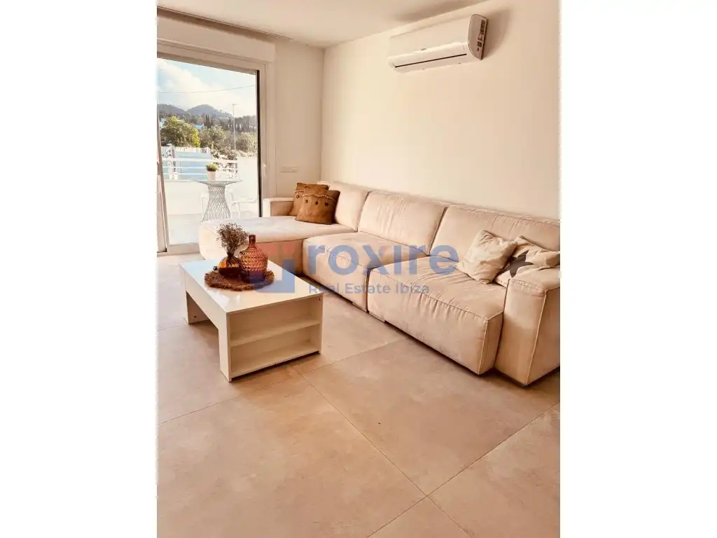 Sala d'estar de Dúplex de lloguer en Sant Josep de sa Talaia amb Aire condicionat, Jardí privat i Terrassa