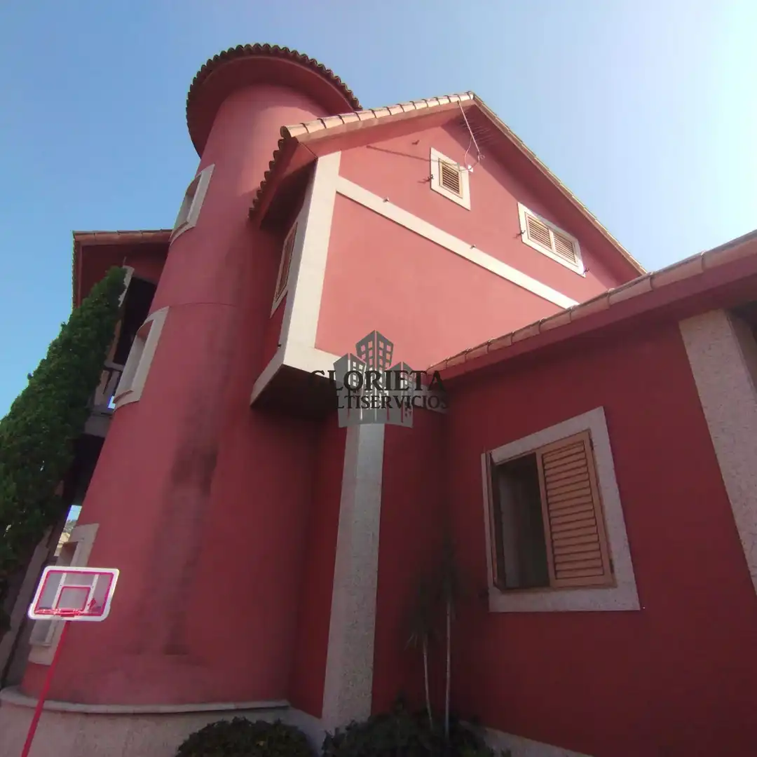 Vista exterior de Casa o xalet en venda en Vigo  amb Calefacció, Terrassa i Traster