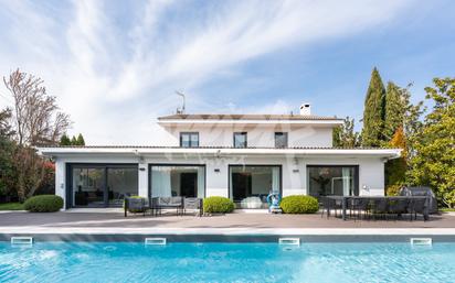 Vista exterior de Casa o xalet en venda en Majadahonda amb Aire condicionat, Terrassa i Piscina