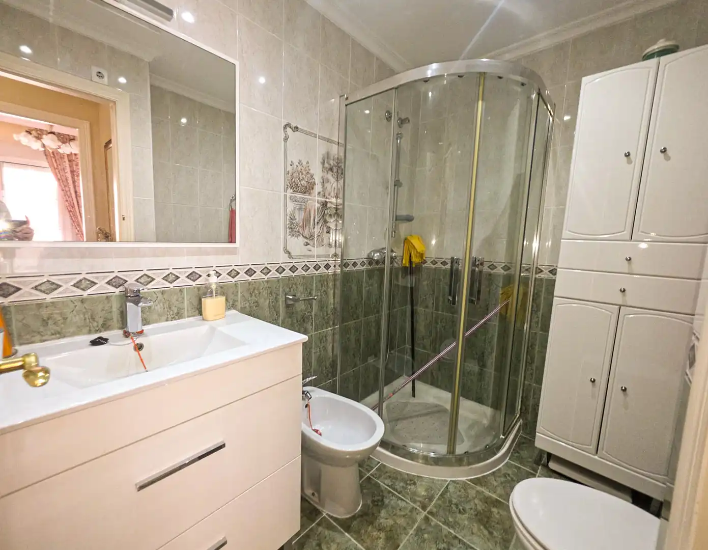 Badezimmer von Wohnung zum Verkauf in Torrevieja mit Klimaanlage, Heizung und Terrasse