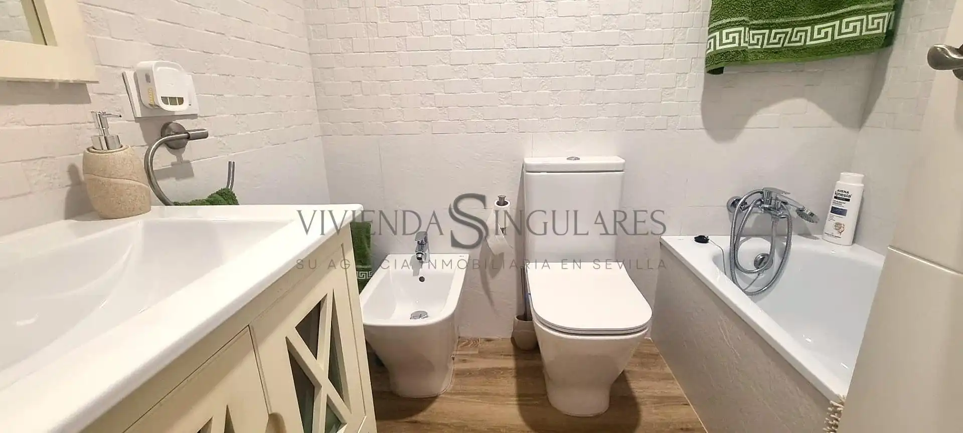 Bathroom of Flat for sale in Sevilla  with Air Conditioner, Heating and Private garden