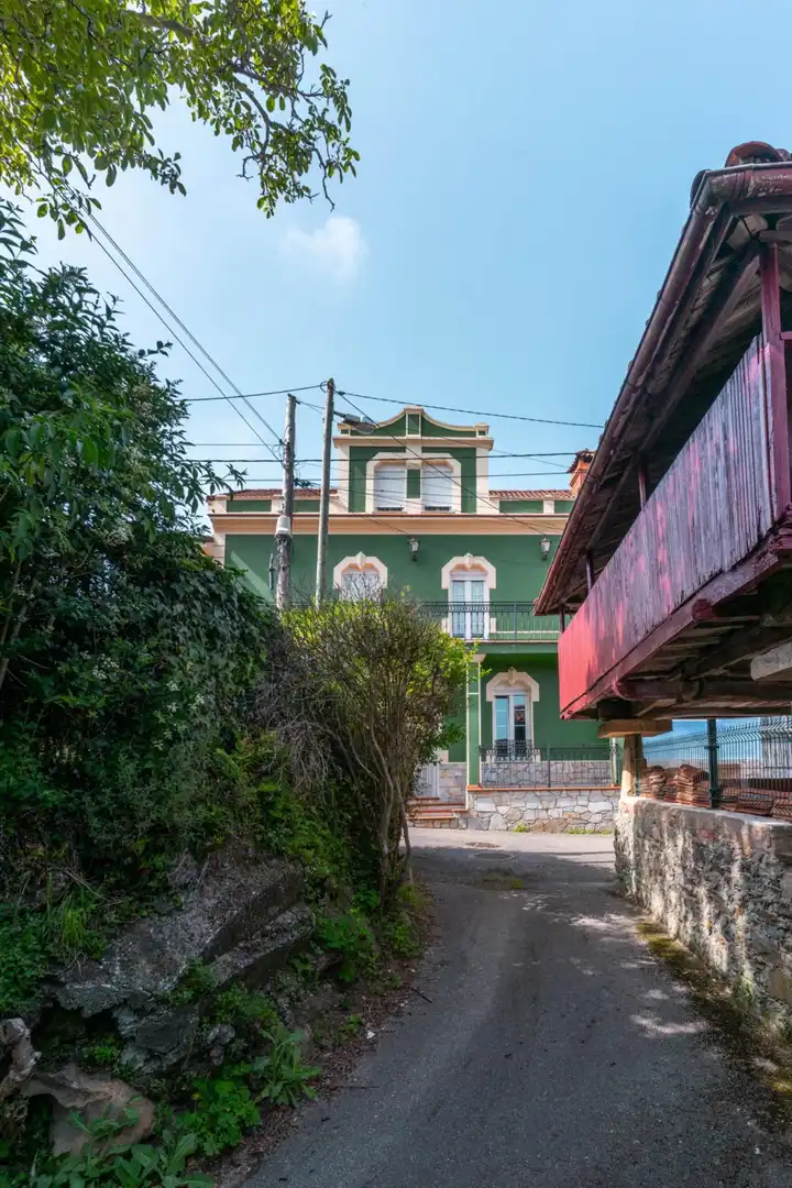 Vista exterior de Casa o xalet en venda en Muros de Nalón amb Calefacció, Jardí privat i Terrassa