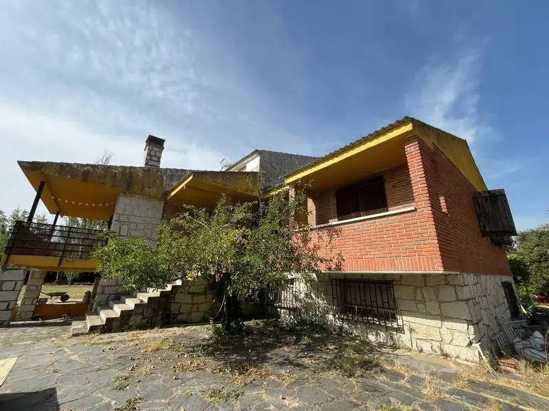 Vista exterior de Casa o chalet en venta en Cazalegas con Piscina