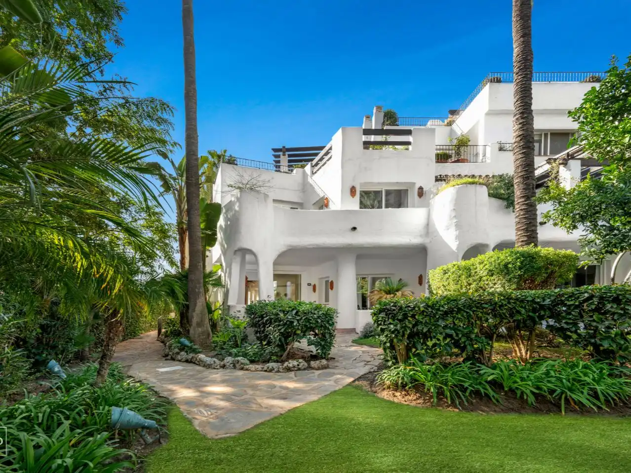 Exterior view of Apartments for sale in Nueva Andalucía