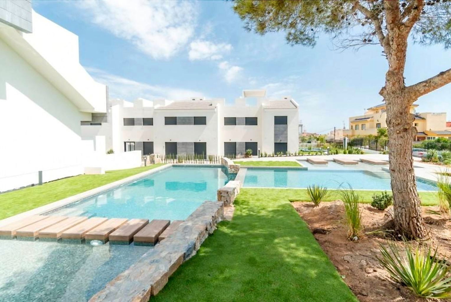 Vista exterior de Casa adosada en venda en Torrevieja amb Aire condicionat, Terrassa i Piscina comunitària