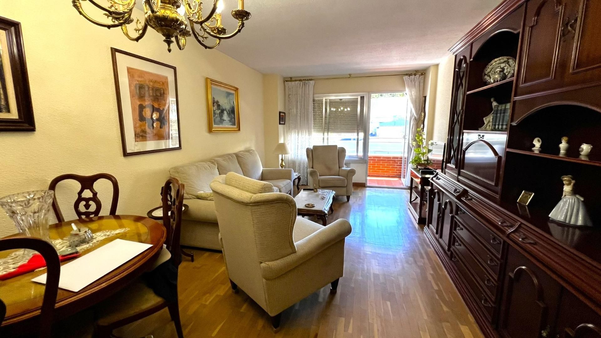 Sala d'estar de Pis en venda en  Madrid Capital amb Calefacció, Jardí privat i Parquet