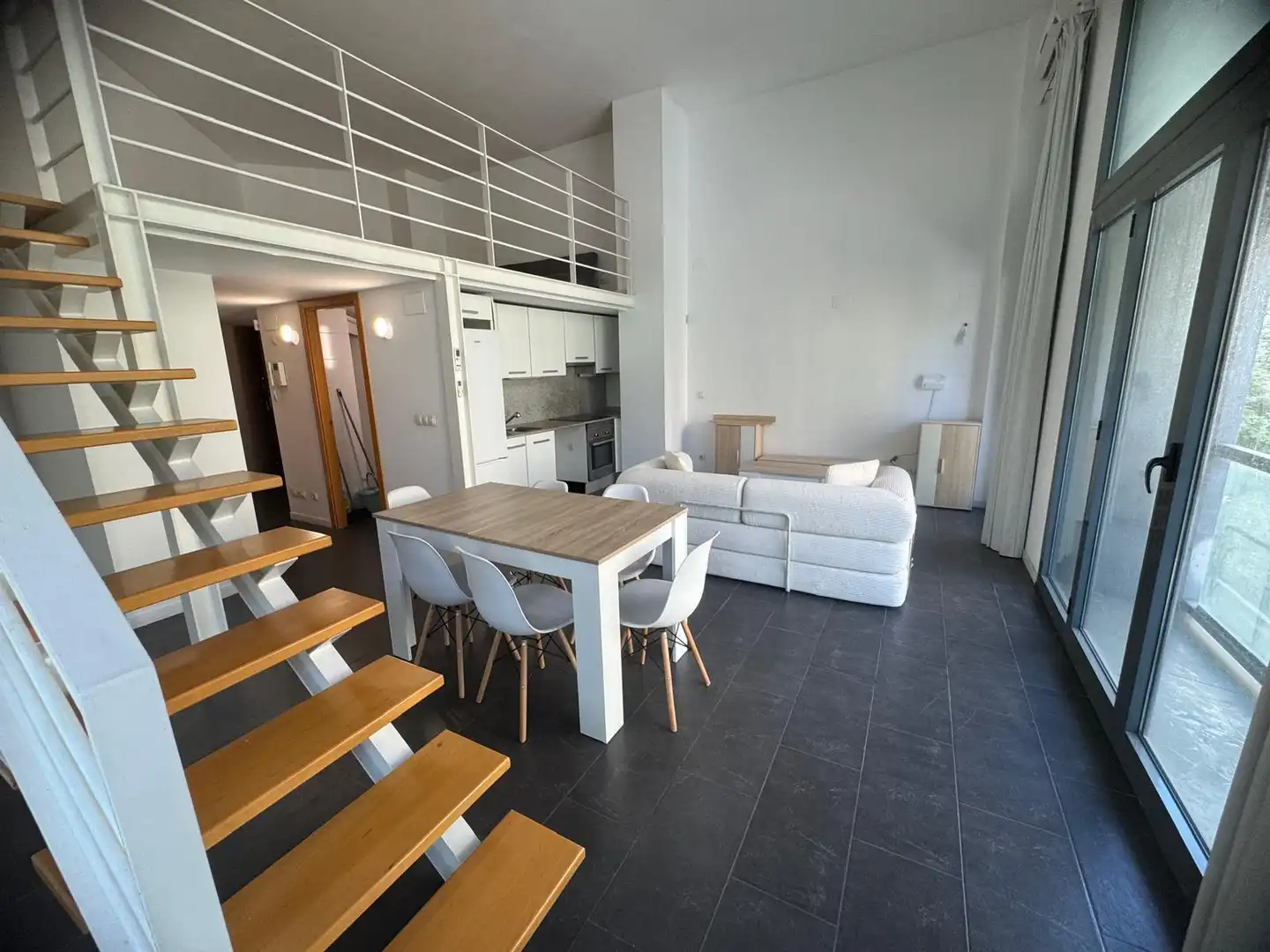Sala d'estar de Loft de lloguer en Barcelona amb Aire condicionat, Moblat i Balcó