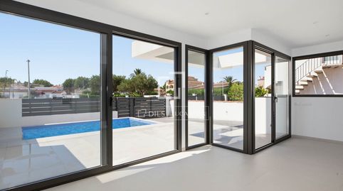 Casa pareada de obra nueva con piscina en el centro de Empuriabrava