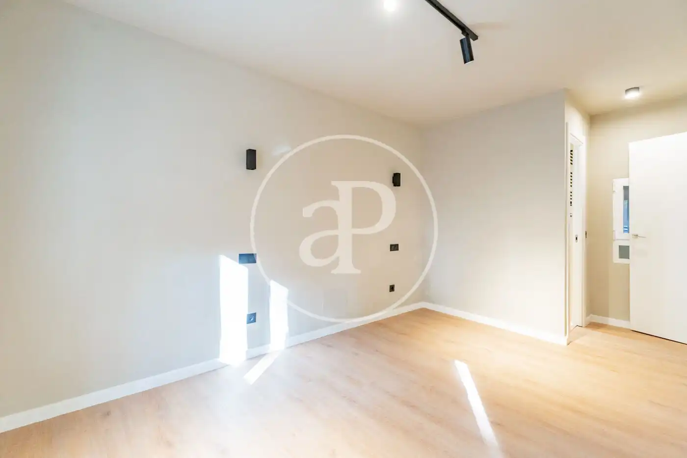 Flat for sale in Madrid  with Air Conditioner, Heating and Storage room