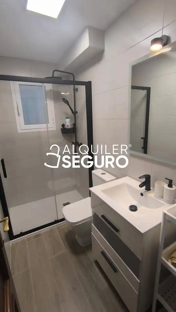 Bany de Pis de lloguer en Sevilla amb Aire condicionat