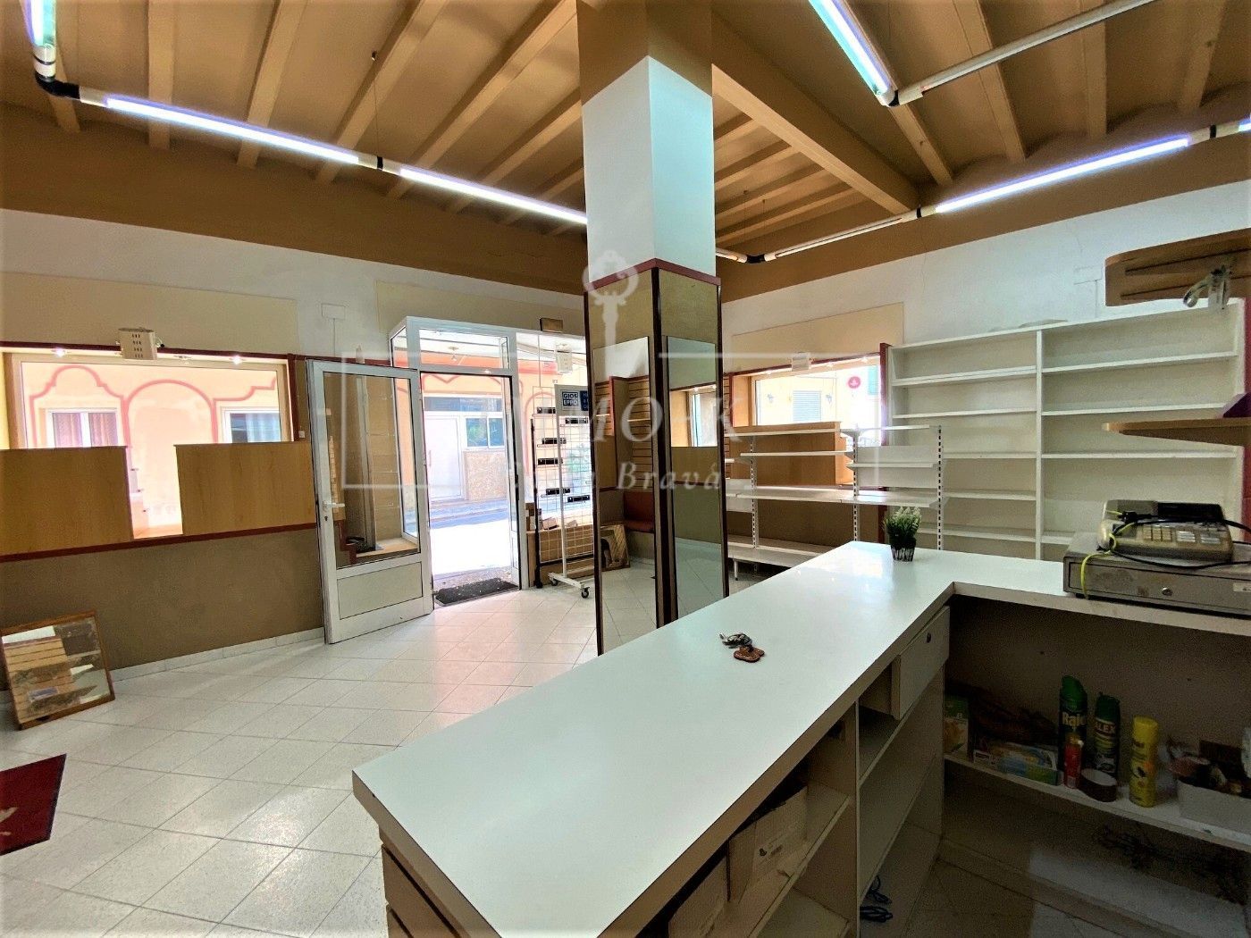 Local en venda en Portbou amb Calefacció i Moblat