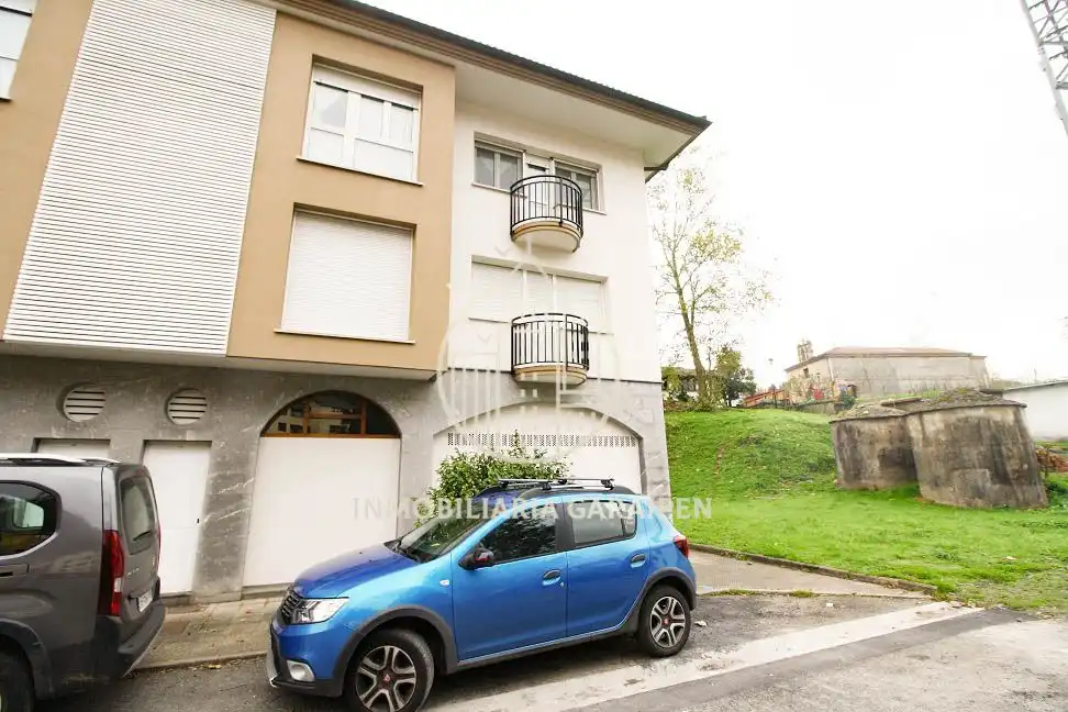 Außenansicht von Garage zum Verkauf in Aia
