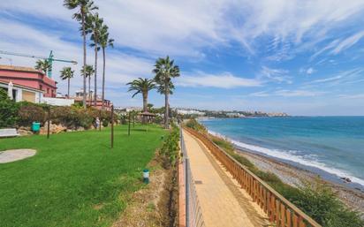 Exterior view of Single-family semi-detached for sale in Estepona  with Air Conditioner and Terrace